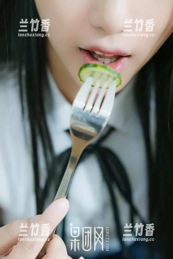 GIRLT果团网 - 作品中，王语纯与和服共舞，私拍气息悄然弥漫。