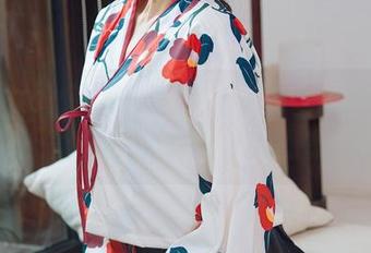 HuaYang花漾 – 白色写真里的赵惟依coco，整个画面透着一股憨态可掬