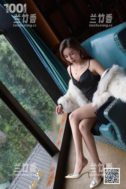 IESS异思趣向-美子 IESS异思趣向 - 原图放送:美子在红衣黑裙里,七分炫酷三分俏皮,这搭配我给满分!