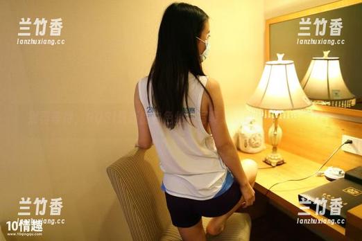 别再等待，ROSI最新的白色丝袜写真集给你不一样的挑逗！