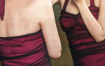 TouTiao头条女神 – 黑色写真更新，每次都被娜依灵儿的自信惊到