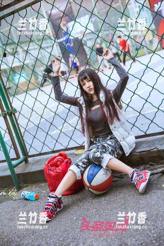 TouTiao头条女神 - 高韩菲的浴室写真：水花四溅，连肥皂都想加入演出！
