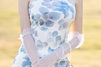 XIAOYU语画界 – 看Miko酱吖的这组写真，蕾丝吊袜带来的趣味感满分。