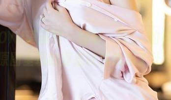 XIAOYU语画界 – 哎呀，章芃芃的裸足，原图呈现的姿态让我想起了什么