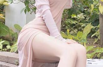Xiuren秀人网 – Elise谭晓彤的短裙图库，唔，谁掉下来的那片叶子？