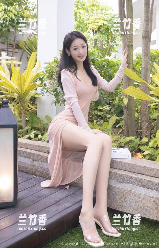 Xiuren秀人网-Elise谭晓彤 Xiuren秀人网 - Elise谭晓彤的短裙图库,唔,谁掉下来的那片叶子?