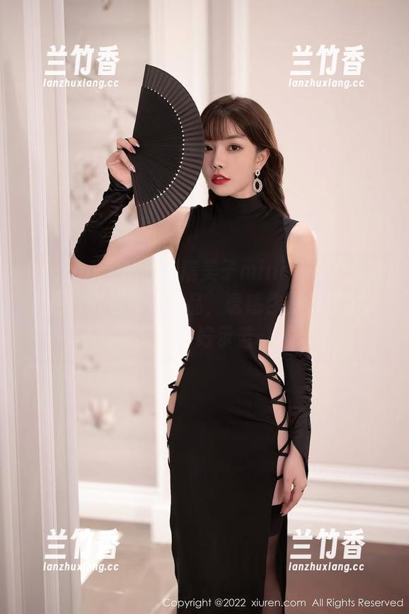 Xiuren秀人网 - 糯美子mini又来了，这次是定制连体衣作品，诱惑你出门买菜就穿的良好示范。