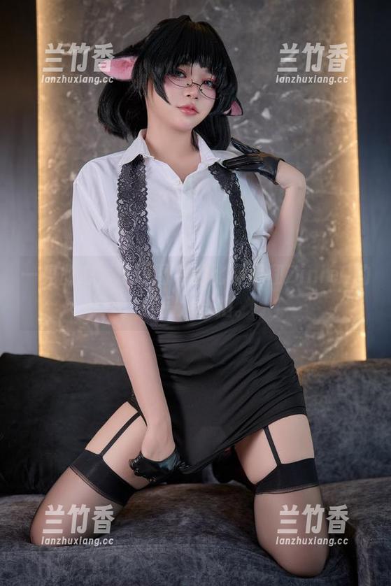 一见倾心，这原图中的比基尼和ZinieQ的作品太合拍。