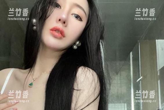 微密圈 - 不爱笑的赛琳的连体衣大片！选集里隐隐约约有个腔调在诱惑我过来看个究竟