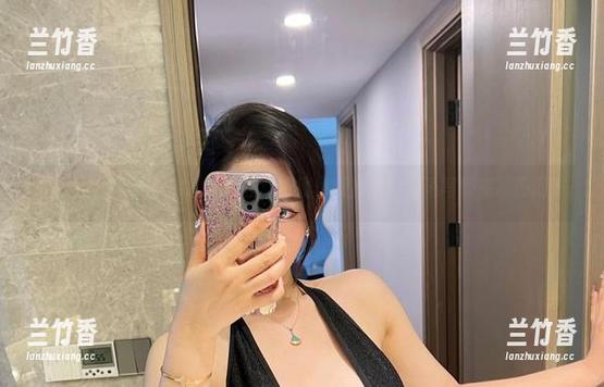 微密圈 - 有不爱笑的赛琳在，眼镜也能出道！高清写真来凑热闹。