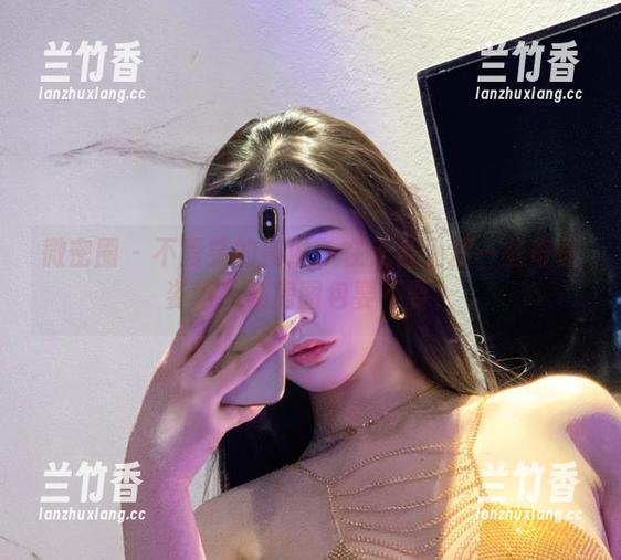 微密圈 - 不爱笑的赛琳：在天台上摆一些奇怪姿势，私房图包要不要？