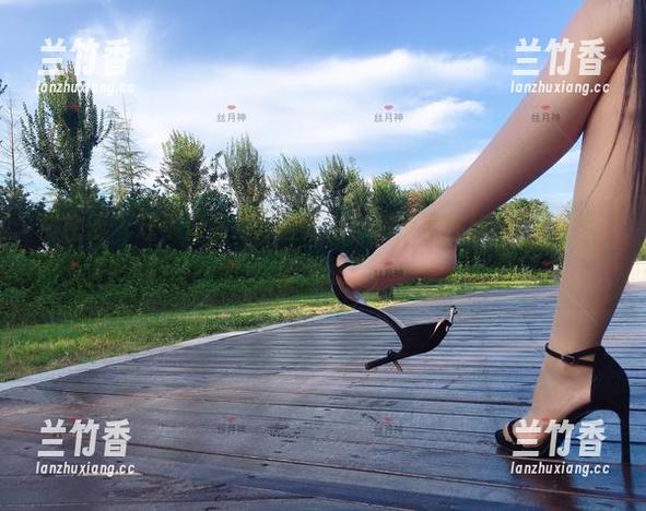 微密圈 - 让牛仔裤与黑丝对话，丝月神在线呈现的图集，萌扎心扉！