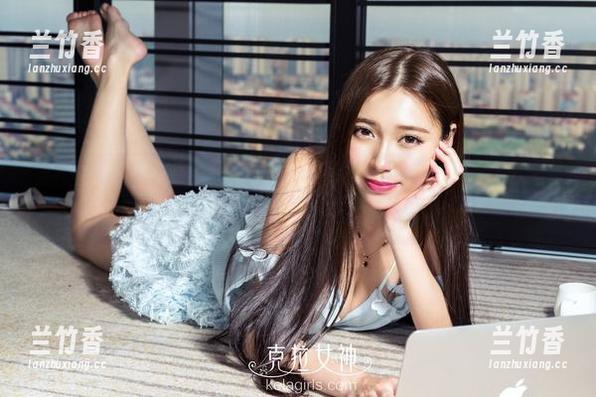 克拉女神 - 璇子这回选择裸足出镜，原图让人忍不住多看几眼，那种通透又清新的气息，让我想起了大海。