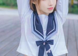 兔玩映画：正在考虑要不要下载这绝对领域的制服裙，大家觉得呢？