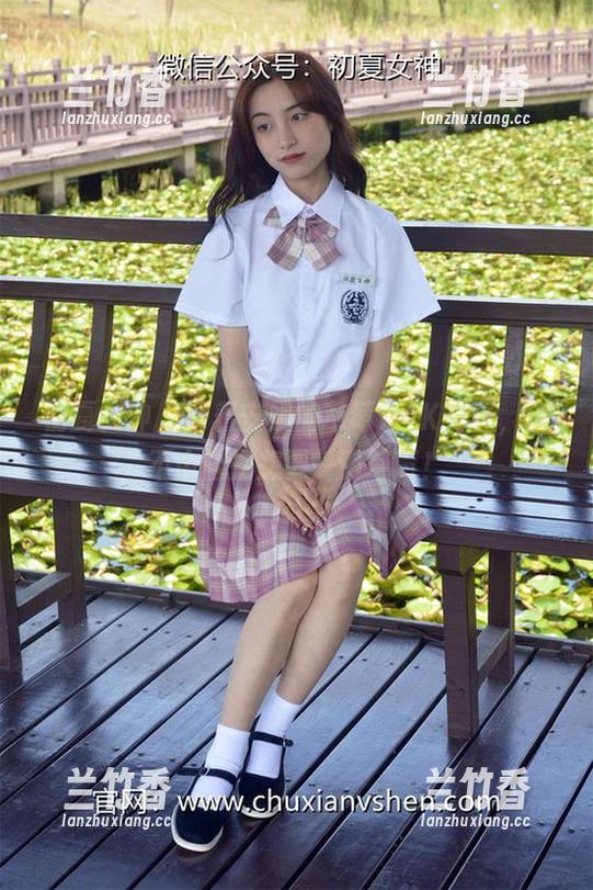 初夏女神-安妮 初夏女神 - 盯着安妮的草莓色JK写真,会不由自主想要一口草莓!