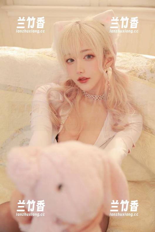告别单调，啾小妍丝袜写真已上线，快来瞧瞧这新高度！