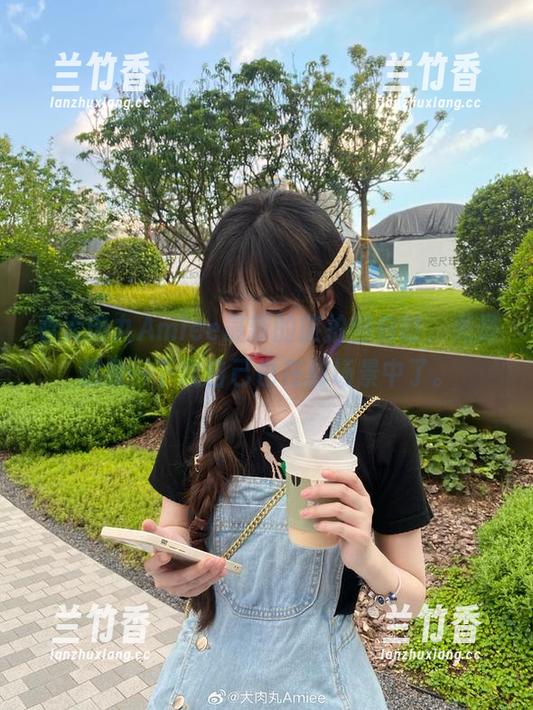 看大肉丸Amiee最新的旅拍图包时，光是想象一下我自己也在那场景中了。