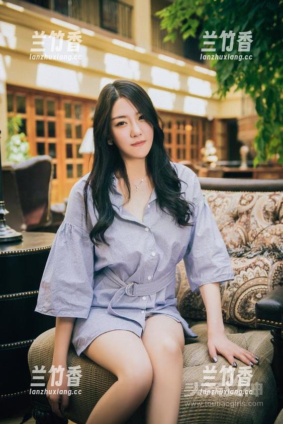 头条女神-刘瑾希 头条女神 - 刘瑾希的短裤写真集,就问你敢不敢看原图?