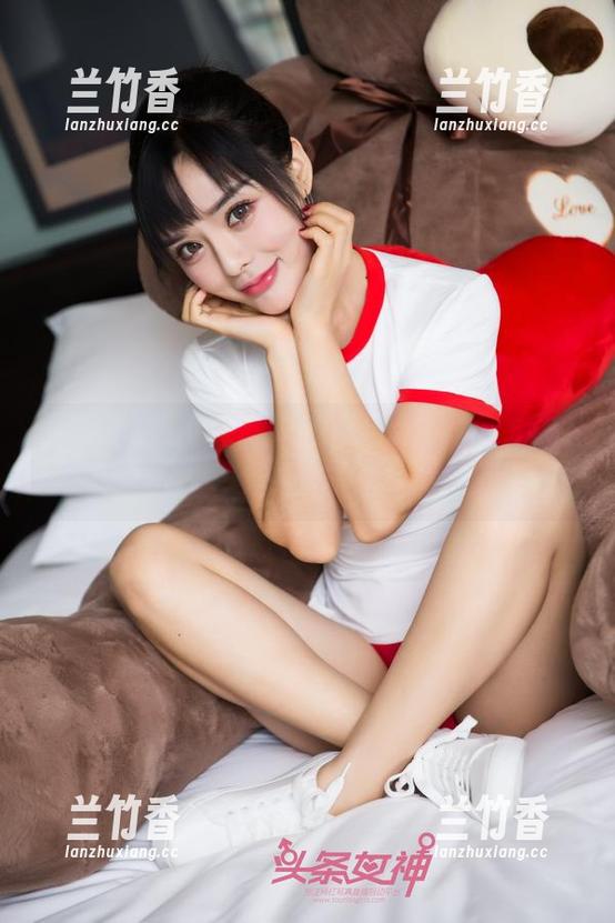 头条女神 - 没想到李丽莎的丝袜图集还有这种福利，眼前一亮！