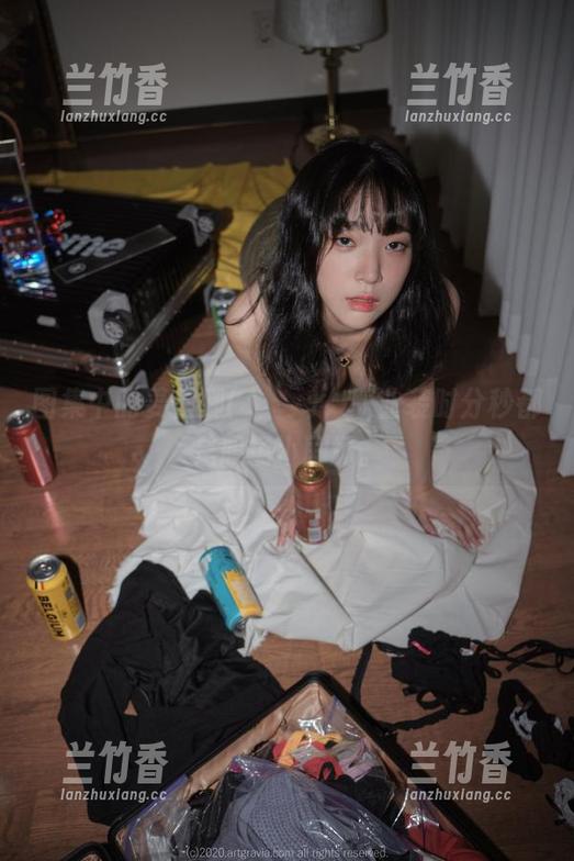 图集中的姜仁卿(강인경)，职业装时分秒都是职场小剧场。