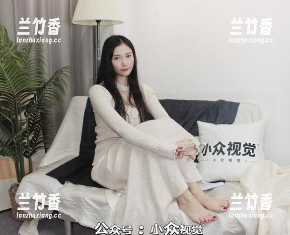 小众视觉 - 从小薯条的白裙图库分享中，找找那些未被千篇一律所淹没的灵感吧！
