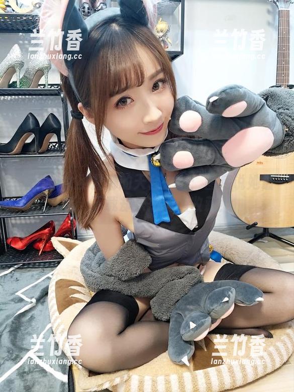 揭开小女巫露娜的天台之谜：图库说她最美，下载却只想悄悄收藏！