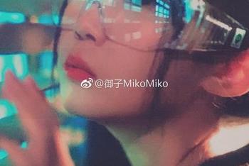 御子Yumiko发的新毛衣原图，更新到我心里了，不知道的人还以为真的是秀场！