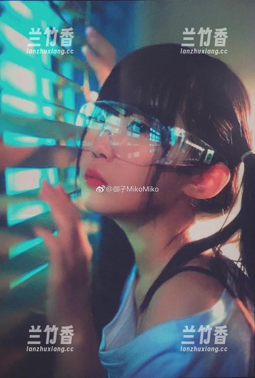 御子Yumiko 御子Yumiko发的新毛衣原图,更新到我心里了,不知道的人还以为真的是秀场!