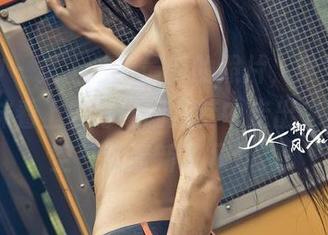 推女神 – 桌上放着最新的照片，梁莹Sugar学妹看上去好像刚从梦中走出来，感觉空气都清新了几分。