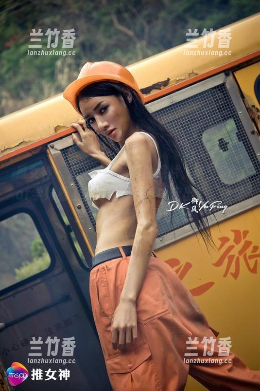 推女神 - 桌上放着最新的照片，梁莹Sugar学妹看上去好像刚从梦中走出来，感觉空气都清新了几分。