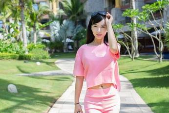 推女郎 – 撇开其他，李丽莎的裸足遥遥在目，简约壁纸都显得没那么普通了。