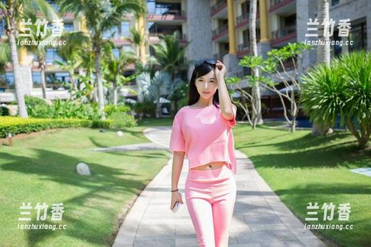 推女郎-李丽莎 推女郎 - 撇开其他,李丽莎的裸足遥遥在目,简约壁纸都显得没那么普通了。