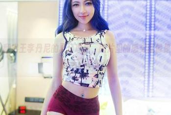 推女郎 – 翻出王李丹尼的夏日原图，图片里的感觉就像是被晒了一整天的草垛！