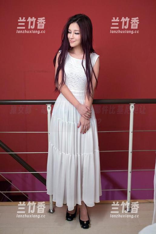 推女郎 - 胡允儿的私拍，哪件比基尼更让人目不转睛呢？