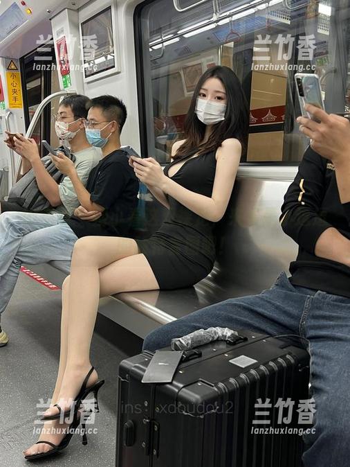 是小逗逗 微密圈 - 别小看这双裸足,来看是小逗逗的独特套图吧!