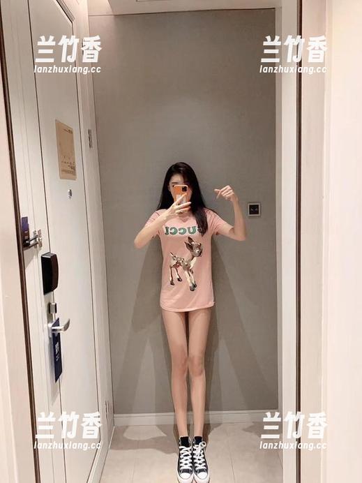 微密圈 - 游泳池不止是水，林子琳喵的私拍套图给你水中的纤纤玉手