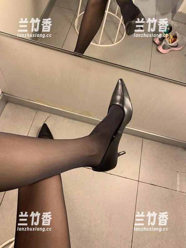 微密圈 - 微信朋友圈中的桃脱了：她的私拍作品能否让你眨眼？