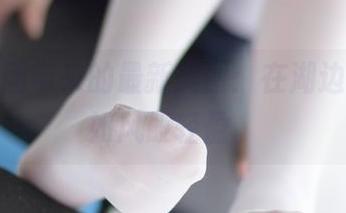 森萝财团带来的最新美图：在湖边，白丝如风般轻盈。