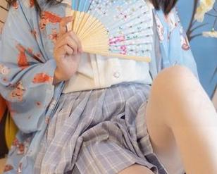 看！森萝财团送来新货，白丝格子裙想当沉稳的小女神，不如说是个魔法师呢！