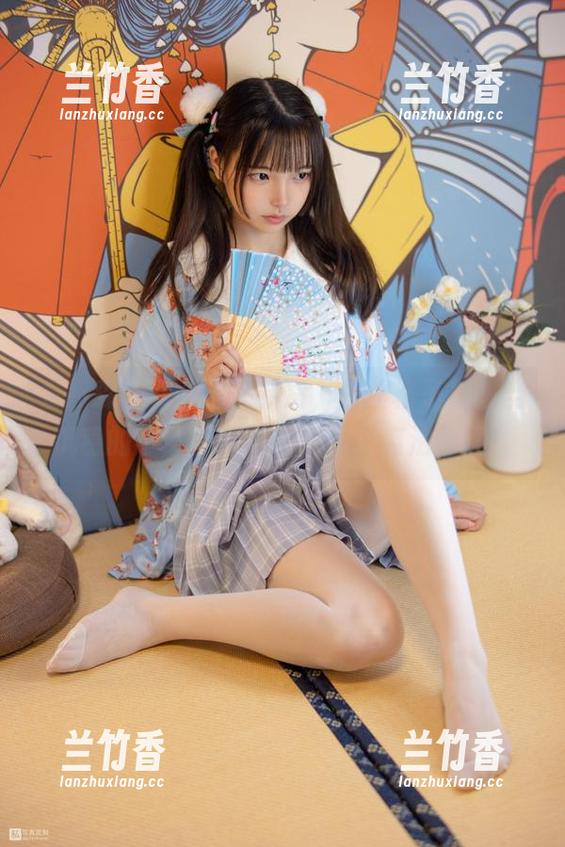 森萝财团 看!森萝财团送来新货,白丝格子裙想当沉稳的小女神,不如说是个魔法师呢!