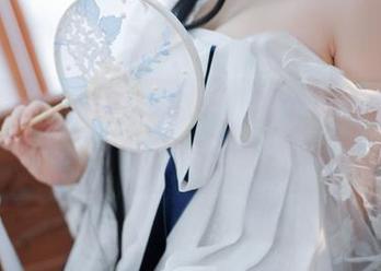 樱落酱w的德丽莎写真，那个神秘的眼神我能打几个转？
