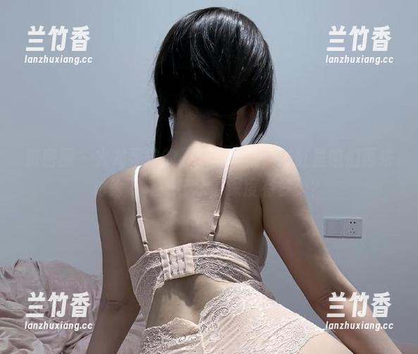微密圈 - 火龙果羊的最新写真集，浴缸里咱们再来讨论下，一杯水的深度有多少？
