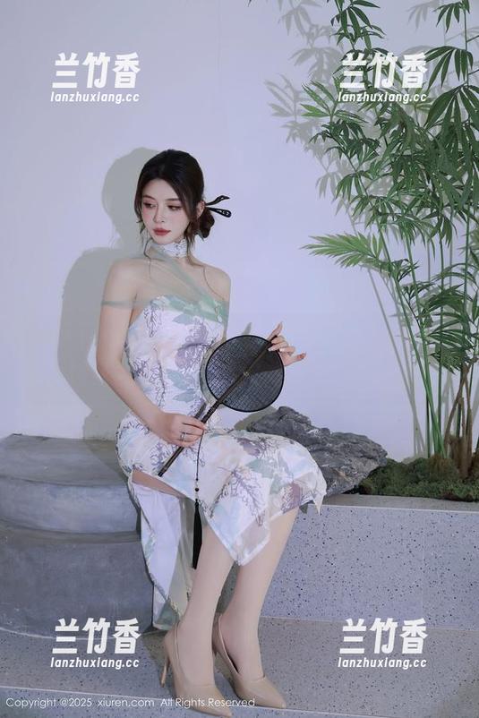 秀人网 - 夏天不在，泳池依旧；Elise谭晓彤的高清资源让你想象依然清爽