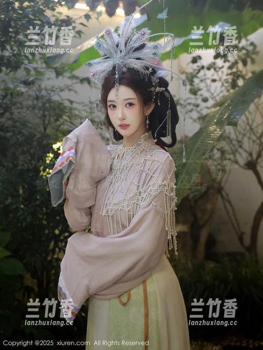 秀人网 - 看夏旖诺白丝的原图——感觉她就是在说：“你看，我在这里。”