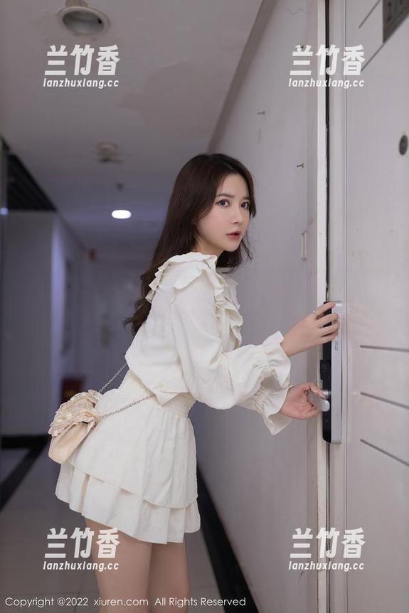 秀人网 - 一窥李丽莎的裤里丝，套图里暗藏的小心机都在等着你！