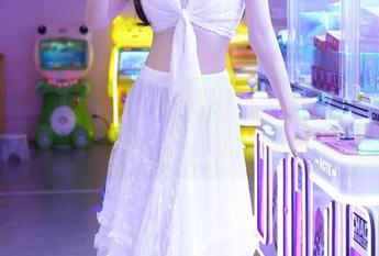 秀人网 – 舞媚歆的新写真：居家熟女与窗外的光影游戏