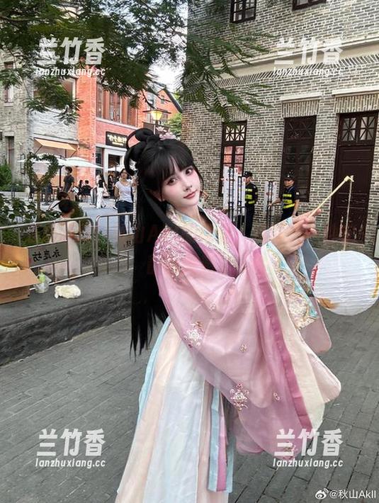 点击下载！秋山AkI的裸足，成就了一种安静的美感。