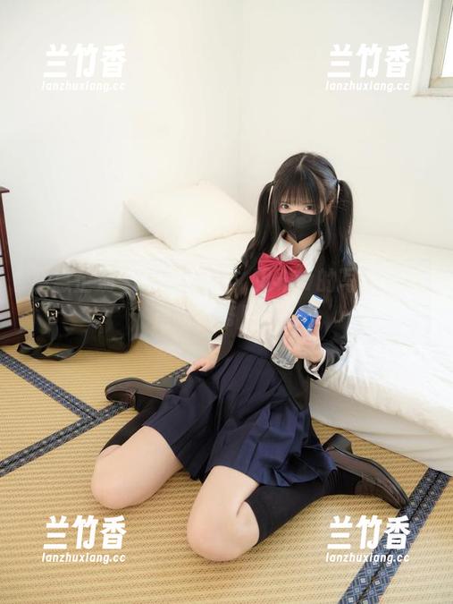 紧急企划-见希w 紧急企划 - 皮衣很飒,见希w的写真直接走路都带风啊!