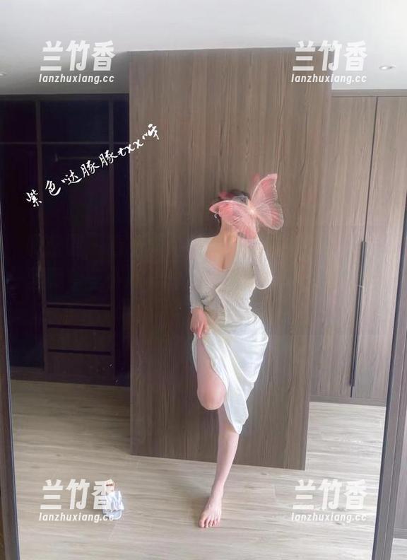 微密圈 - 看着紫色哒豚豚的白衬衫，图片里藏着些小心机的资源，HAHA，真有趣！