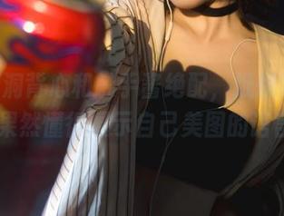 她的破洞背心和触手酱绝配，纸悦Etsu_ko果然懂得展示自己美图的语言。